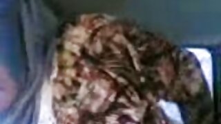 கொம்பு பெண் தனது இடுப்பை விரித்து அவளது பேங் பிரதர்ஸ் புண்டையை அடிக்க ஆரம்பித்தாள்