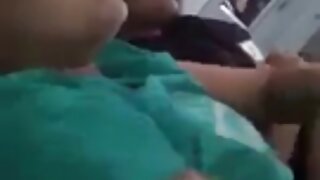 ஒரு பதட்டமான இளைஞன் தனது காதலியின் கழுதையை பாட்டி ஆபாச இழுத்தான்.
