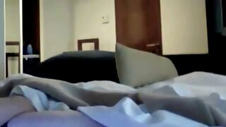நாய் கட்டுப்பாடின்றி தரையில் குதித்து சீன ஆபாச வருகிறது.