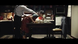 ஹேரி லியா கொற்றி பையன் படுக்கையில் பூனைக்குட்டியை நோக்கி தள்ளினான்