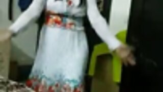 இயற்கையில் சுயஇன்பம் செய்யும் கண்ணாடிகளுடன் தனியா yourpornsexy ஸ்லட்