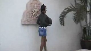 லாக்கர் அறையில் கண்ணாடிகளுடன் பெண் xxx வி ரகசிய உறுப்பினரை உறிஞ்சுகிறார்